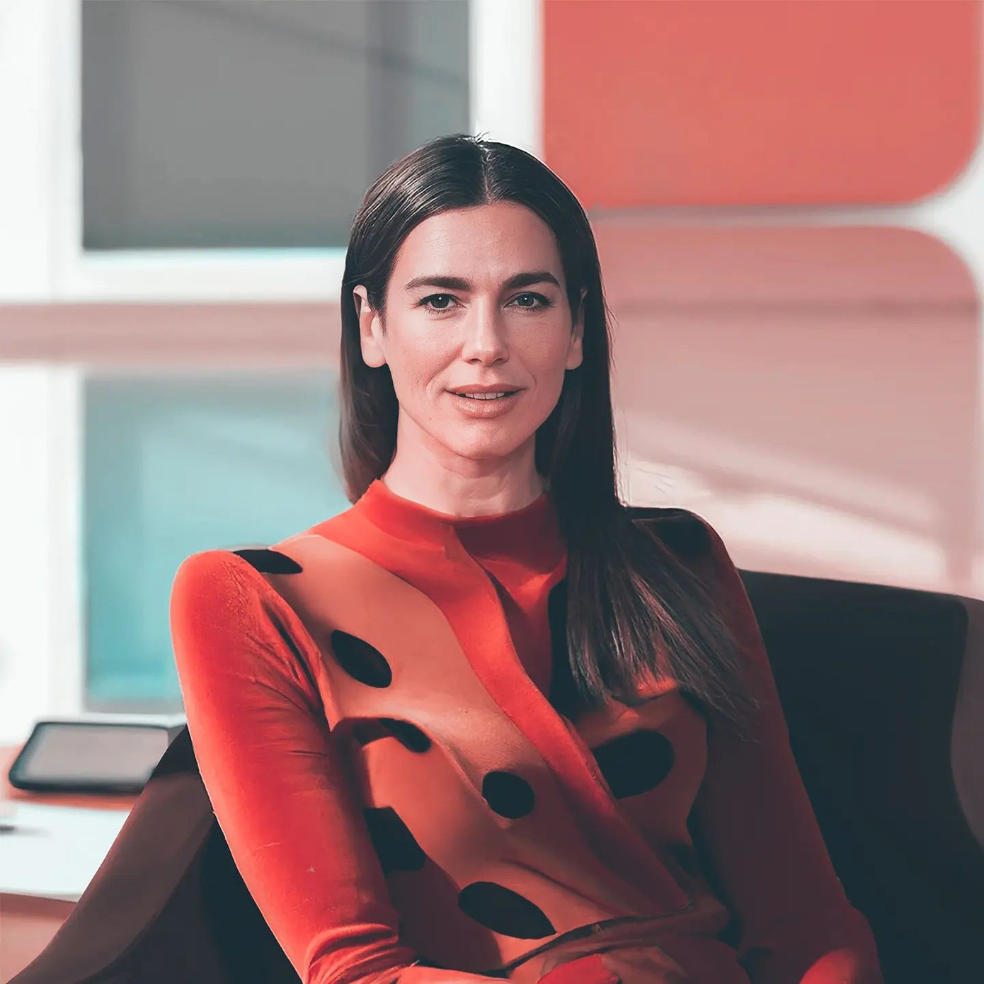 Dua Lipa vẫn giữ được nét trẻ trung.