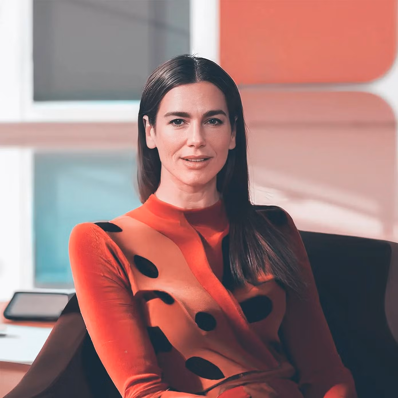 Dua Lipa vẫn giữ được nét trẻ trung.