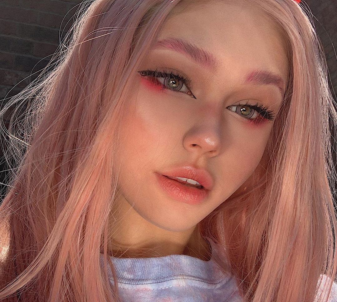 Phần má được đánh nhẹ nhàng hơn sẽ giúp đôi mắt của bạn trở nên nổi bật và có chiều sâu.