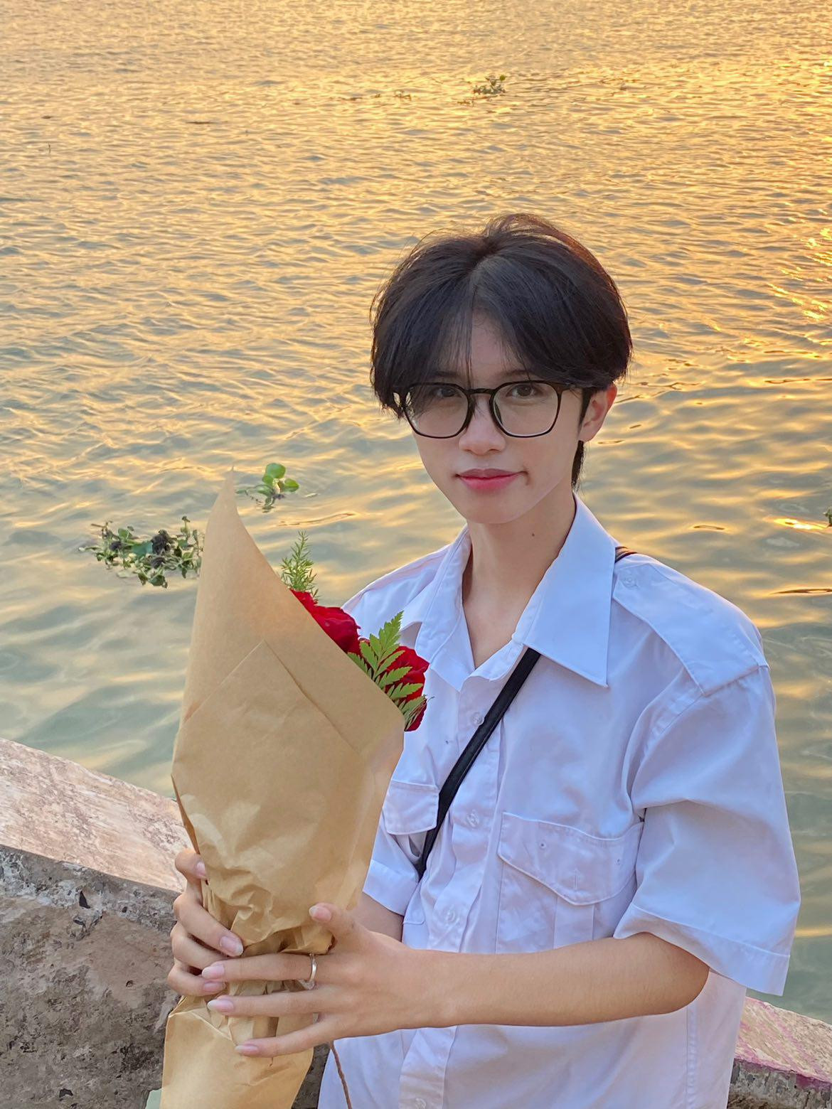 Vẻ đẹp phi giới tính khiến nhiều chị em phải xuýt xoa.