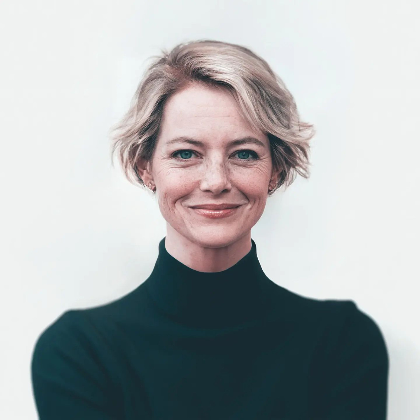 Tác phẩm đã tái hiện nụ cười tuyệt đẹp của nữ diễn viên Emma Stone với mái tóc vàng và rất nhiều tàn nhang dưới mắt.