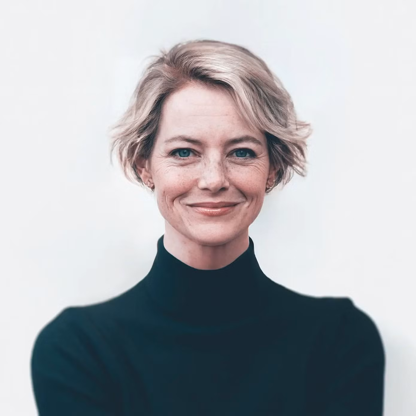 Tác phẩm đã tái hiện nụ cười tuyệt đẹp của nữ diễn viên Emma Stone với mái tóc vàng và rất nhiều tàn nhang dưới mắt.