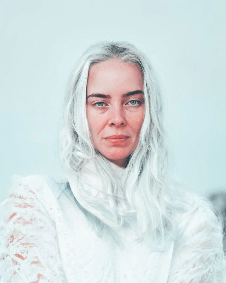 Nữ ca sĩ Billie Eilish dễ nhận biết với mái tóc bạch kim nổi bật.