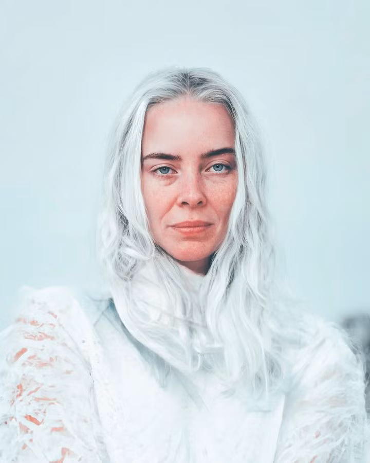 Nữ ca sĩ Billie Eilish dễ nhận biết với mái tóc bạch kim nổi bật.