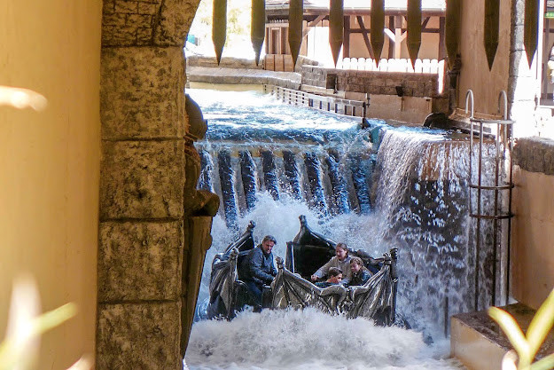 Vượt ghềnh thác trên sông cũng là một trò chơi được yêu thích tại Phantasialand. (Nguồn ảnh: Cupcakesandcoasters)