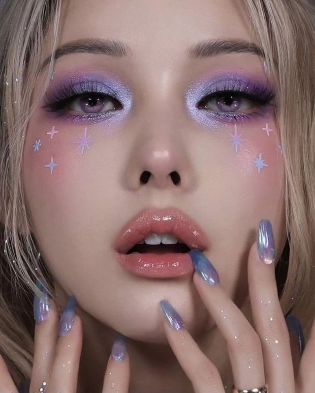 Một vài họa tiết dễ thương sẽ tạo điểm nhấn cho lớp trang điểm của bạn trông "anime" hơn.