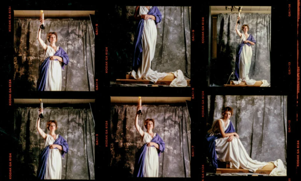 Biểu tượng logo của Columbia Pictures thực chất là một người phụ nữ đang mang thai mặc váy trắng, tay phải giơ cao chiếc đèn, tay trái đỡ chiếc khăn trải giường màu xanh. Biểu tượng logo của Columbia Pictures thực chất là một người phụ nữ đang mang thai mặc váy trắng, tay phải giơ cao chiếc đèn, tay trái đỡ chiếc khăn trải giường màu xanh.