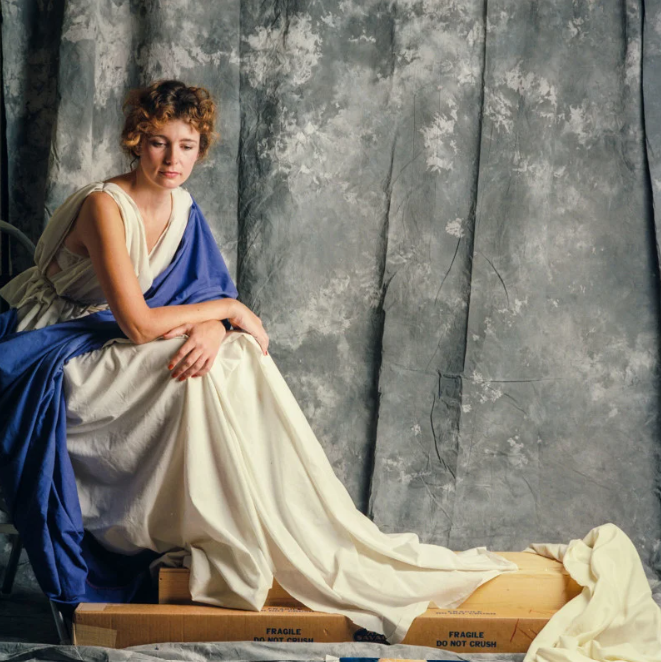 Khung hình Jenny Joseph đang ngồi nghỉ ngơi trong buổi chụp là hình ảnh yêu thích của nhiếp ảnh gia Anderson. Khung hình Jenny Joseph đang ngồi nghỉ ngơi trong buổi chụp là hình ảnh yêu thích của nhiếp ảnh gia Anderson.