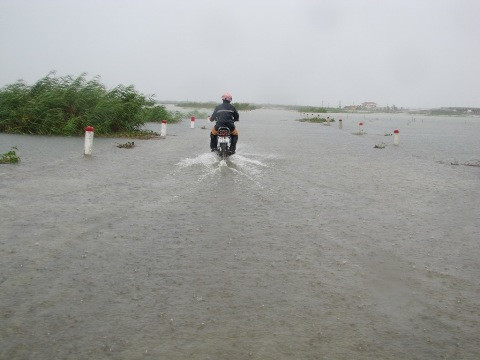 Tuyến Quốc lộ 49 vẫn còn ngập sâu sau bão. 