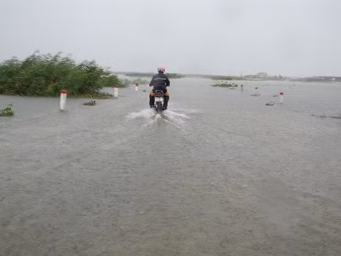 Tuyến Quốc lộ 49 vẫn còn ngập sâu sau bão. 