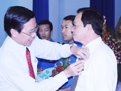 Bí thư T.Ư Đoàn Phan Văn Mãi gắn kỷ niệm chương Vì thế hệ trẻ cho những cá nhân có đóng góp 