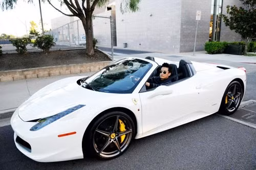 Lam Trường bên chiếc Ferrari 458 Italia màu trắng mới tậu