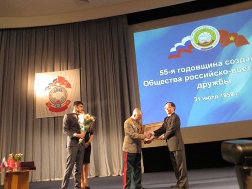 Đại sứ Phạm Xuân Sơn thừa ủy quyền Chủ tịch nước trao tặng Huân chương Hữu nghị cho Thiếu tưởng Bozgiev-Phó chủ tịch Hội Hữu nghị Nga – Việt.