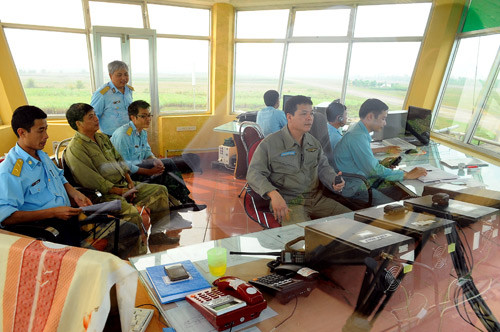 Mọi hoạt động của các chiến đấu cơ được điều khiển từ đài chỉ huy