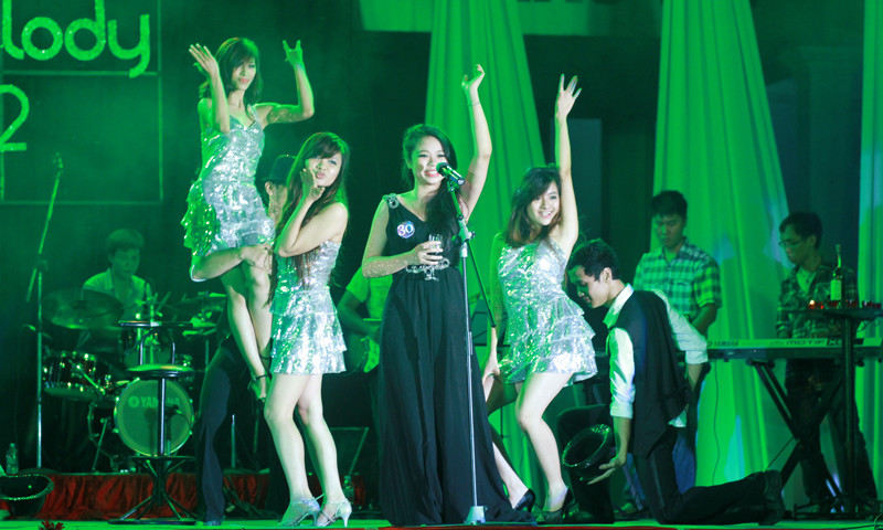 Tiết mục có phần gợi cảm của Nguyễn Hoàng Oanh