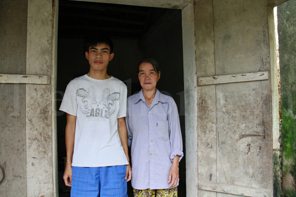 Hai mẹ con thủ khoa Phạm Văn Đích. Ảnh: Trường Phong