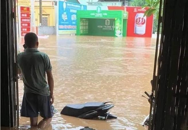 Với độ ngập trên nửa mét, nước đã tràn vào nhiều nhà dân. Đơn vị chức năng địa phương đang thống kê thiệt hại và tổ chức lực lượng giúp người dân khắc phục hậu quả sau khi mưa ngớt.