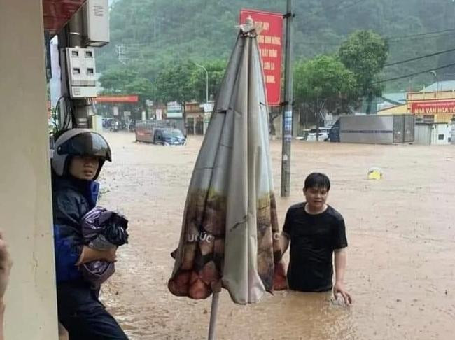 Theo Trung tâm Dự báo Khí tượng Thủy văn Quốc gia, từ 19h ngày 6/6 đến 8h sáng 7/6, lượng mưa quan trắc được ở Sơn La lên tới 196,8 mm. Trong khi đó, Đài Khí tượng Thủy văn Tây Bắc cho biết từ 1h đến 7h sáng nay, lượng mưa ghi nhận được ở nhiều nơi thuộc Sơn La dao động 20-70 mm. Riêng Chiềng Ngần, vũ lượng quan trắc được là 117 mm chỉ trong 6 giờ.