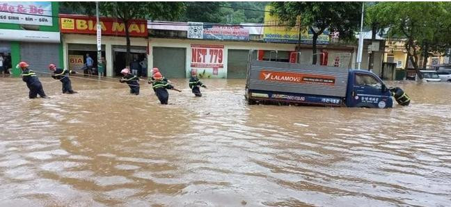 Một số xe đi qua vũng ngập và bị chết máy. Phòng Cảnh sát Phòng cháy chữa cháy và Cứu nạn cứu hộ công an tỉnh Sơn La phải huy động cán bộ, chiến sĩ đến để hỗ trợ tài xế kéo xe ra khỏi nơi ngập sâu.