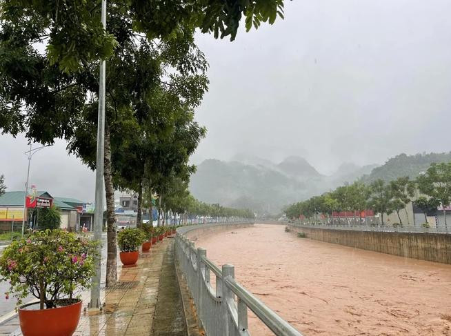Ngoài Sơn La, nhiều địa phương ở Hòa Bình, Hà Nam và Thanh Hóa cũng ghi nhận vũ lượng dao động 125-170 mm trong 12 giờ qua. Mưa lớn được dự báo kéo dài ở miền núi và trung du Bắc Bộ trong ngày 7/6 với lượng phổ biến 20-50 mm, có nơi trên 70 mm.