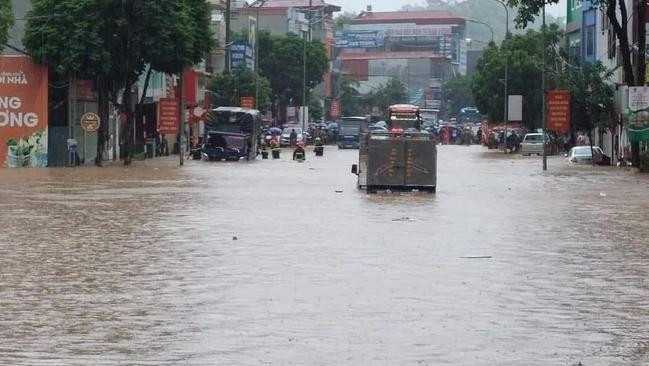Mưa lớn trong thời gian ngắn khiến nước không kịp rút, tình trạng ngập úng nghiêm trọng ở nhiều tuyến phố ảnh hưởng đến giao thông. Ở một đoạn đường thuộc TP Sơn La, nước ngập ngang xe tải.