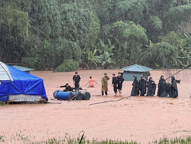 Sáng 7/6 cũng là ngày thứ 2 diễn ra kỳ thi vào lớp 10 của Trường THPT Chuyên Sơn La. Dù vậy, mưa lớn bất thường và gây ngập sâu khiến phụ huynh, học sinh không thể đến trường đúng giờ. Thời gian làm bài thi môn Văn buổi sáng phải lùi lại 1 tiếng, bắt đầu lúc 9h.