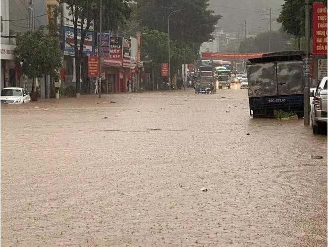 Sau trận mưa lớn trút xuống vào đêm 6/6 và rạng sáng 7/6, nhiều tuyến đường thuộc TP Sơn La ngập sâu 0,5-1 m.