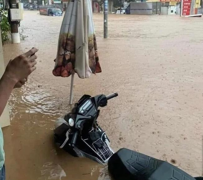 Biển nước ở phường Quyết Tâm, TP Sơn La, khiến nhiều phương tiện ngập nước.