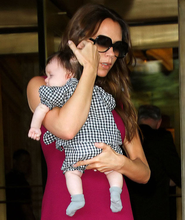 Xuất hiện tại sân bay Los Angle (Mỹ), hai mẹ con nhanh chóng trở thành tâm điểm của sự chú ý. Tại buổi lễ trao giải thưởng British Fashion. Hai mẹ con tại thành phố Los Angles. Vic và Harper với tone hồng xuất hiện trên đường phố New York (Mỹ) trong tuần lễ thời trang New York. Công chúa Harper trông thật đáng yêu với chiếc váy và chiếc nơ xinh màu hồng. Hai mẹ con đi mua sắm tại của hàng Big Apple. Vừa mới bước chân ra khỏi cửa hàng Channel, hai mẹ con đã bị những paparazzi chộp được.