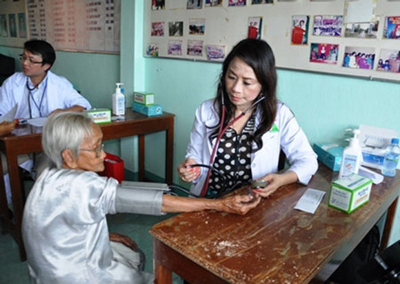 Bác sĩ Tuyết Nga từng tổ chức nhiều chuyến đi khám - chữa bệnh miễn phí cho người dân vùng sâu ở Đồng bằng sông Cửu Long