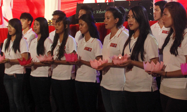 Các bạn thanh niên kiều bào cùng tham gia biểu diễn trong đêm văn nghệ