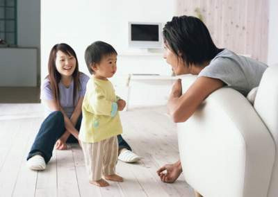 Cha mẹ cần thường xuyên nói chuyện, khuyến khích và khen ngợi khi trẻ tập nói. Cha mẹ cần thường xuyên nói chuyện, khuyến khích và khen ngợi khi trẻ tập nói