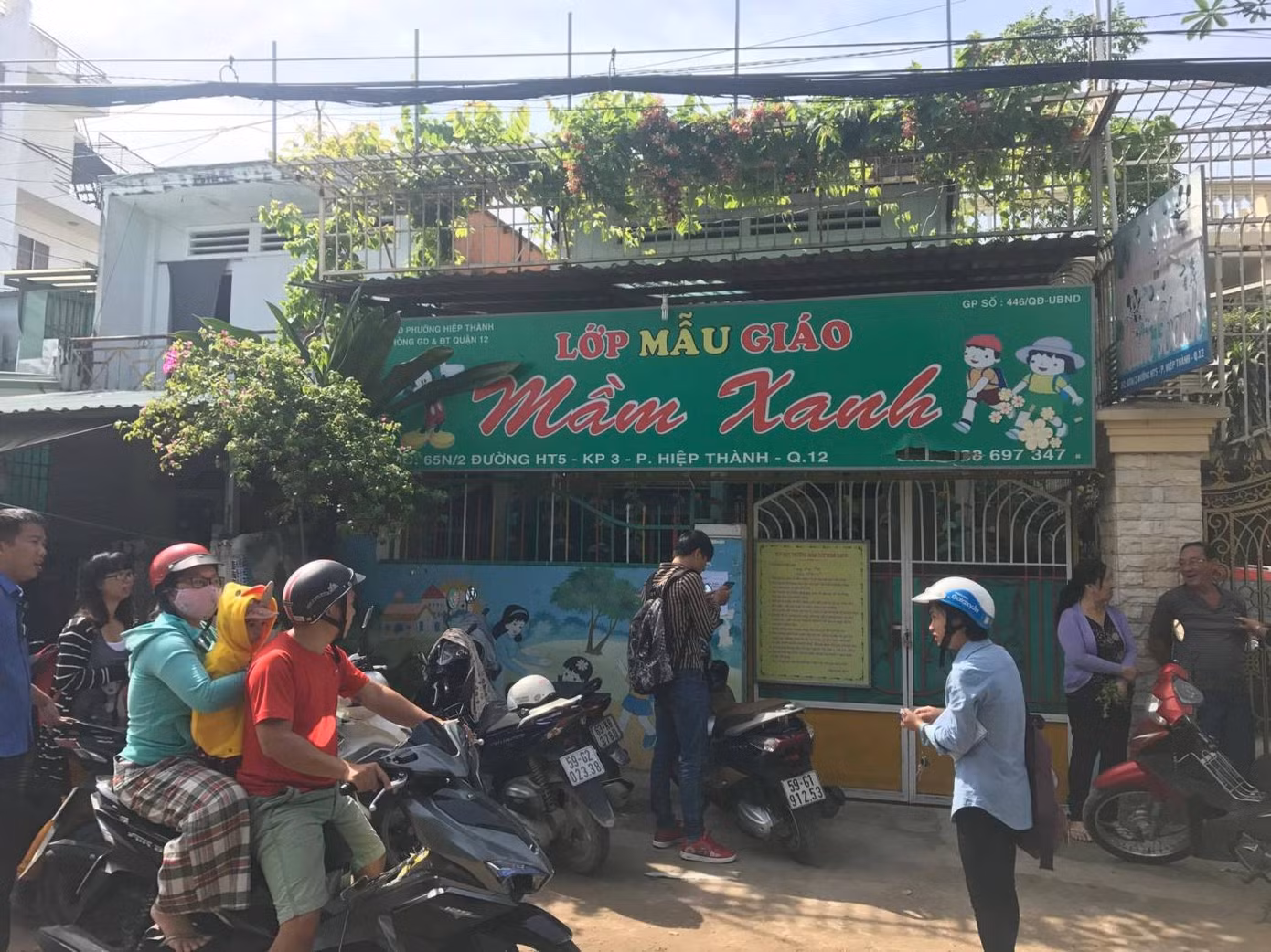 Công an làm việc với phụ huynh có con bị bảo mẫu dùng dao 'dạy dỗ' ảnh 2