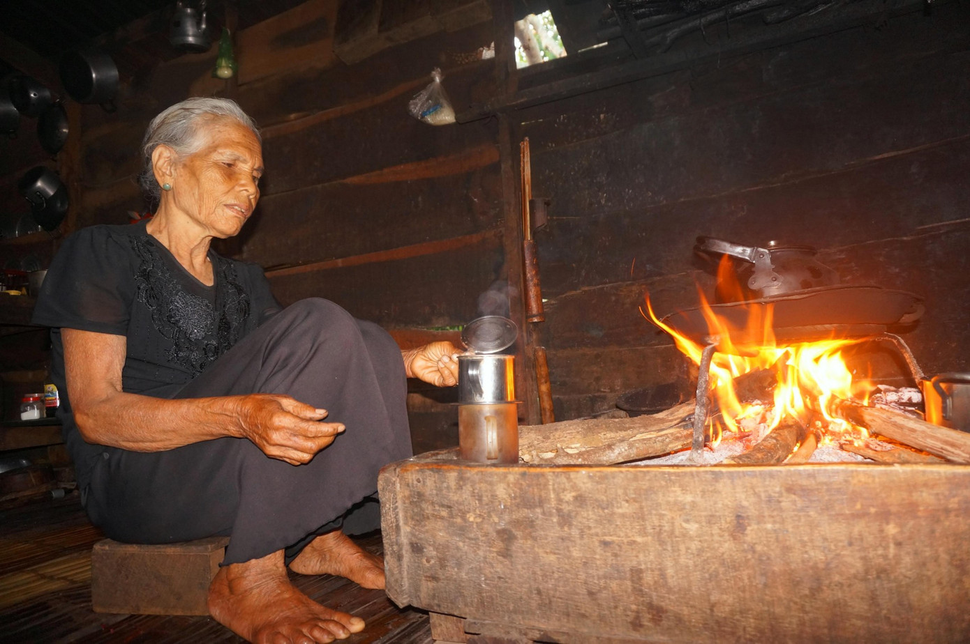 Người Ê Ðê trước khi nấu cơm sẽ pha cà phê cho cả gia đình