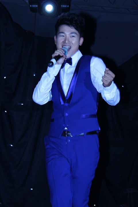 Việt Tú sôi động với Đường cong