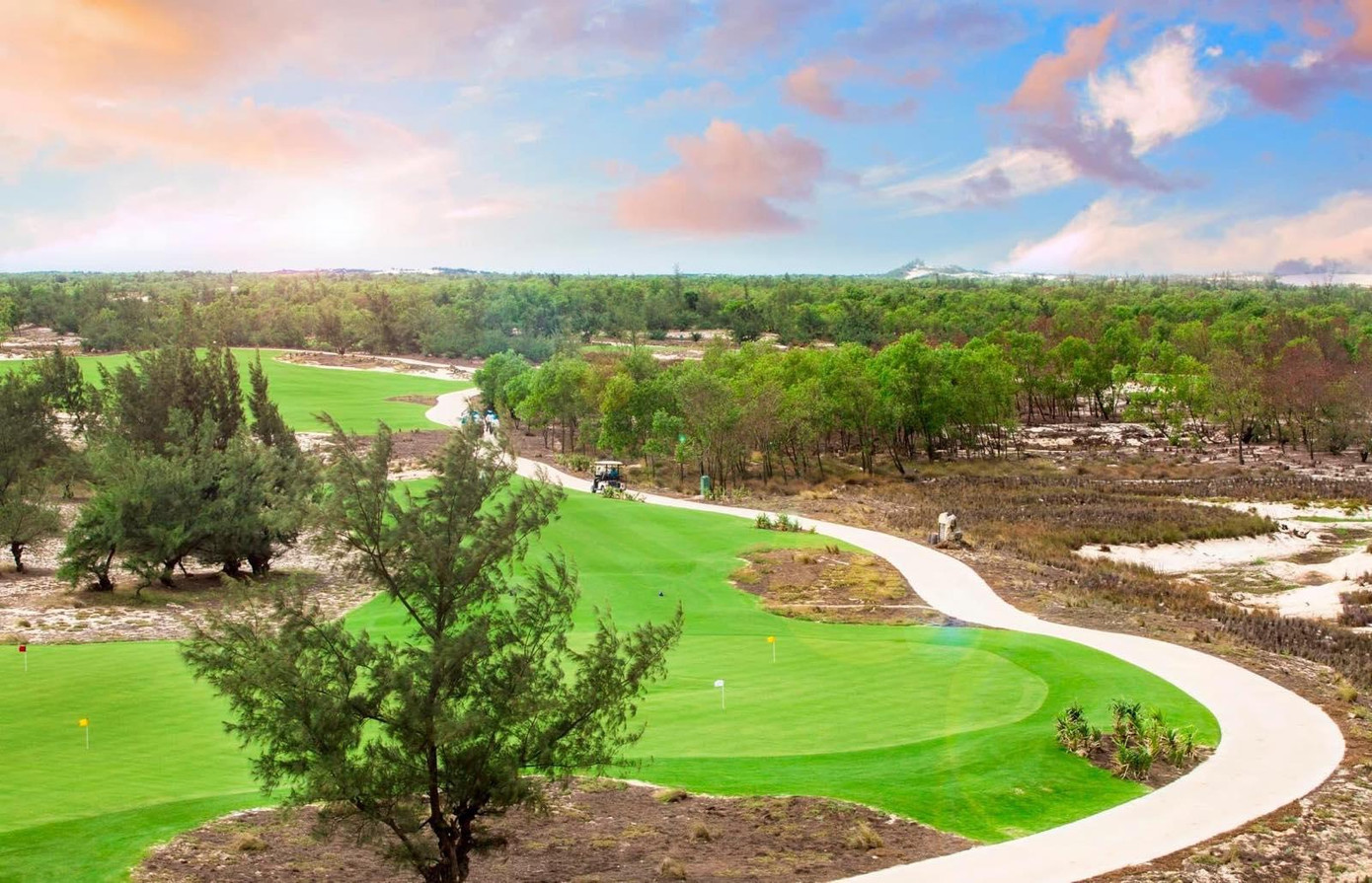 Sân FLC Golf Links Quang Binh hội tụ các điều kiện lý tưởng để cho ra đời những cú đánh độc đáo và nhiều thách thức thú vị với các golfer. Sân FLC Golf Links Quang Binh hội tụ các điều kiện lý tưởng để cho ra đời những cú đánh độc đáo và nhiều thách thức thú vị với các golfer.