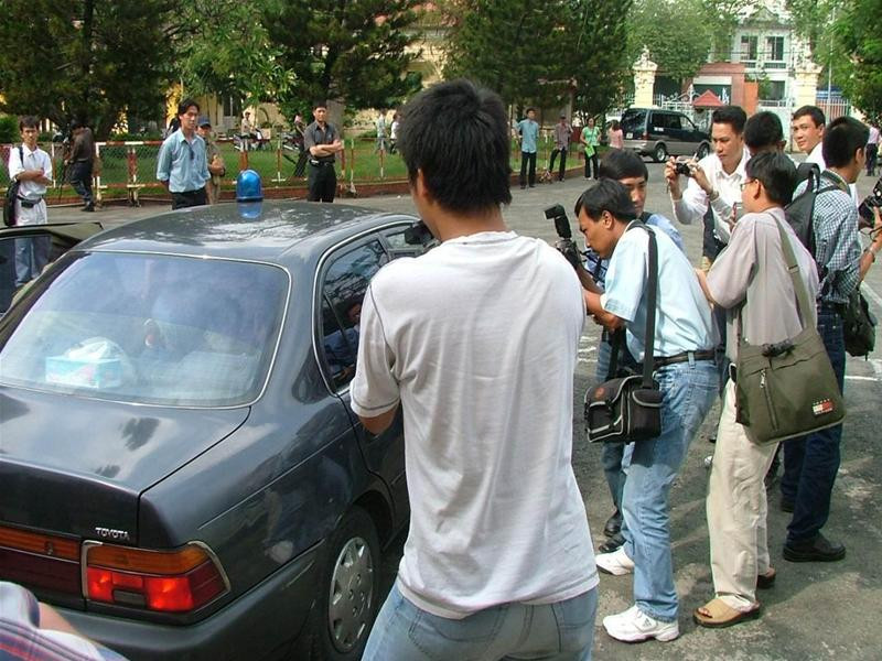 Hội đồng xét xử tuyên đọc bản án Các bị cáo nghe đọc bản án Bị cáo Mai Văn Dâu nghe đọc lời tuyên án đối với mình Lê Văn Thắng và Nguyễn Cương khi bị tuyên án Nỗi đau khổ của Phan Nghĩa Hiệp khi nghe mức án dành mình LS Hoàng Mỹ Đức chúc mừng bà Võ Thị Thanh Hằng được Tòa tuyên vô tội Các nhà báo chụp ảnh chiếc xe chở ông Mai Văn Dâu về trại Hội đồng xét xử tuyên đọc bản án Các bị cáo nghe đọc bản án Bị cáo Mai Văn Dâu nghe đọc lời tuyên án đối với mình Lê Văn Thắng và Nguyễn Cương khi bị tuyên án Nỗi đau khổ của Phan Nghĩa Hiệp khi nghe mức án dành mình LS Hoàng Mỹ Đức chúc mừng bà Võ Thị Thanh Hằng được Tòa tuyên vô tội Các nhà báo chụp ảnh chiếc xe chở ông Mai Văn Dâu về trại