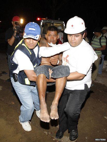 Một nạn nhân được đưa ra khỏi đống đổ nát. Một nạn nhân được đưa ra khỏi đống đổ nát