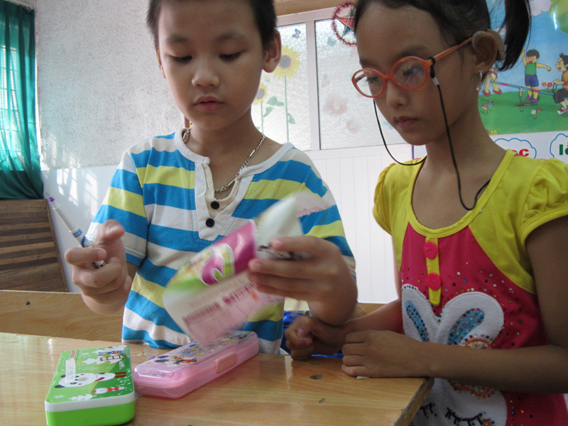 Ngay khi đến lớp, Hiếu đã hòa nhập cùng các bé khác