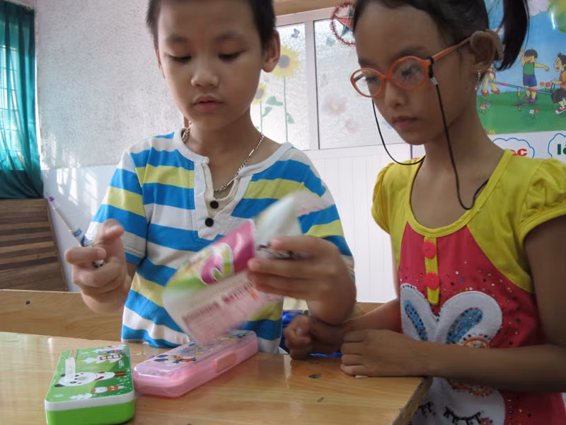 Ngay khi đến lớp, Hiếu đã hòa nhập cùng các bé khác