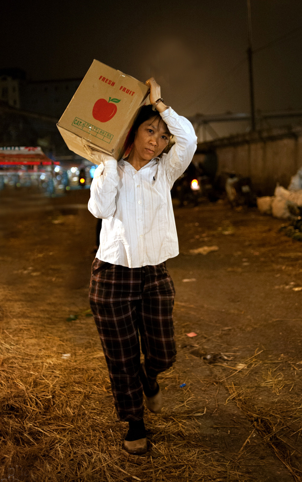  Mỗi gánh hàng họ được nhận từ 10 đến 15 nghìn đồng. Mỗi tối thu nhập có thể được 100 đến 200 nghìn. Còn mỗi xe hàng với 2,3 người đẩy được 60-70 nghìn. 