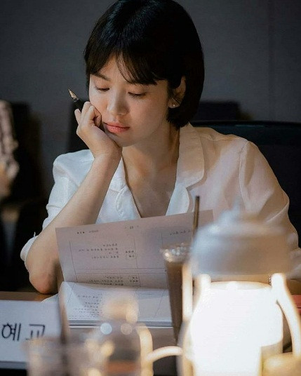 Hình ảnh mới của Song Hye Kyo ở Cuba: Tóc ngắn mặt mộc trẻ trung ảnh 5