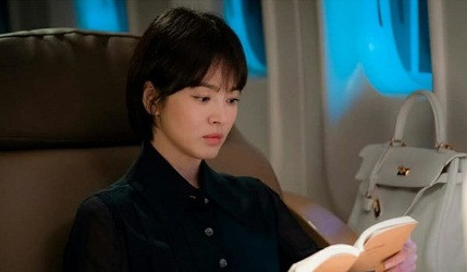 Hình ảnh mới của Song Hye Kyo ở Cuba: Tóc ngắn mặt mộc trẻ trung ảnh 6