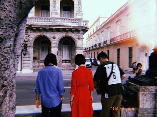 Hình ảnh mới của Song Hye Kyo ở Cuba: Tóc ngắn mặt mộc trẻ trung ảnh 9