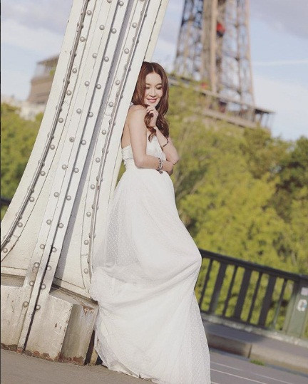 Ôn Bích Hà táo bạo lưng trần, váy ren xuyên thấu trẻ như đôi mươi ảnh 13