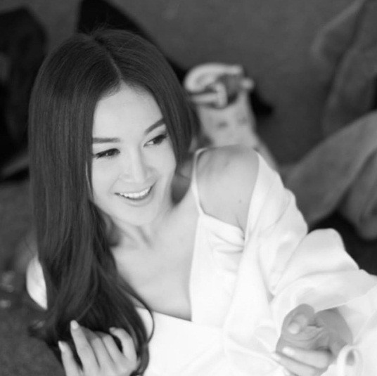 Ôn Bích Hà táo bạo lưng trần, váy ren xuyên thấu trẻ như đôi mươi ảnh 7