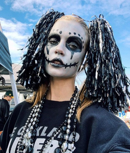 'Bỏng mắt' và 'cười ngất' với váy áo Halloween độc lạ của dàn sao ảnh 19