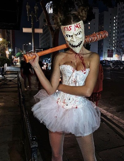 'Bỏng mắt' và 'cười ngất' với váy áo Halloween độc lạ của dàn sao ảnh 18