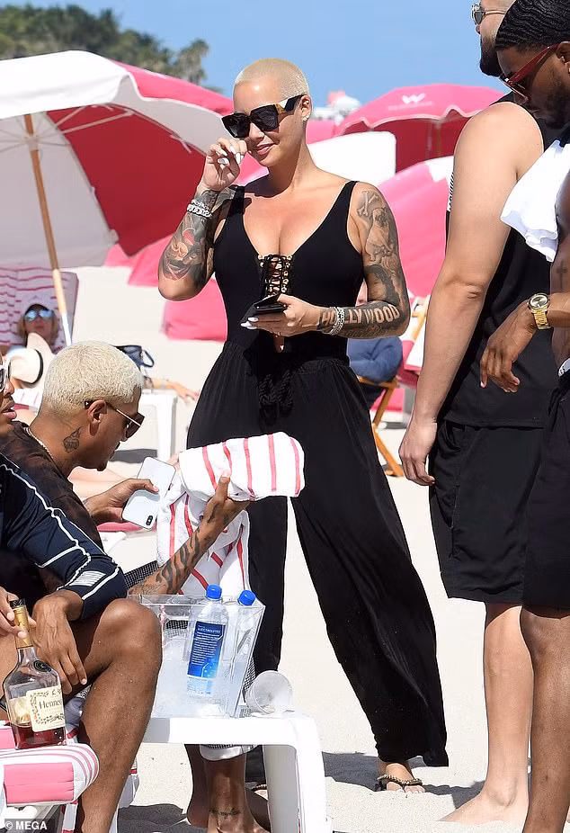 Vũ nữ thoát y Amber Rose tình tứ bạn trai mới ở Miami ảnh 3