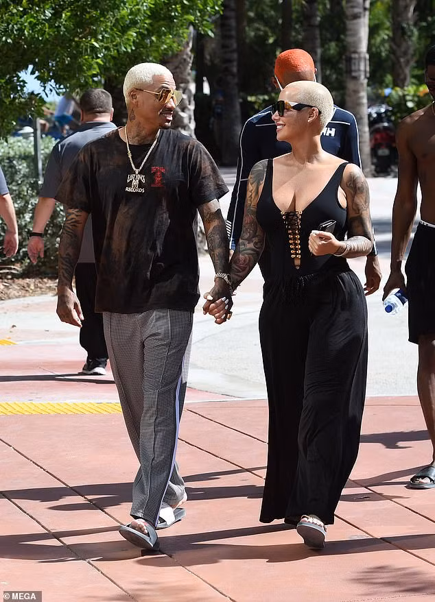 Vũ nữ thoát y Amber Rose tình tứ bạn trai mới ở Miami ảnh 6